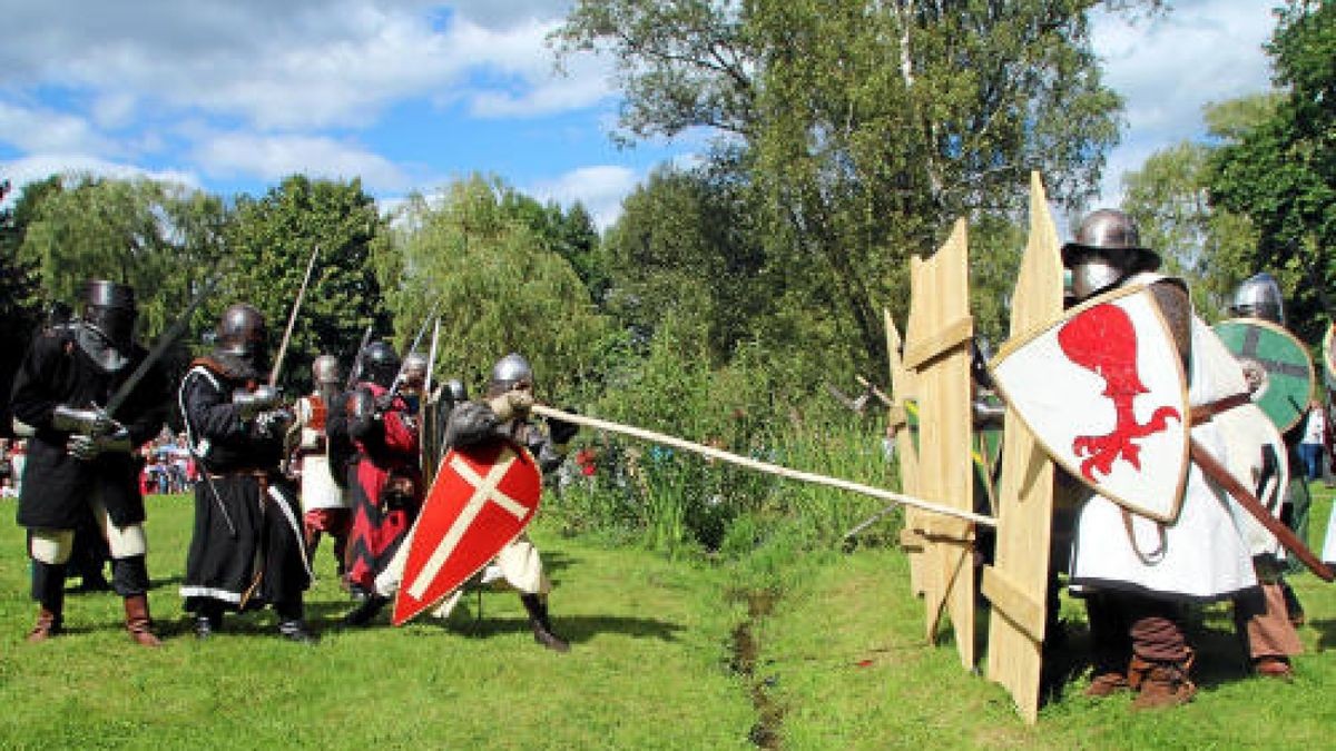 Hauen und Stechen wie zu Zeiten Luthers und davor: Mittelalterfest mit Thüringer Meisterschaften im Vollkontakt-Kampf, Heerlager und Markttreiben im Stadt- und Kurpark anlässlich der Luther-Festwoche in Tambach-Dietharz. Foto: Wieland-Fischer