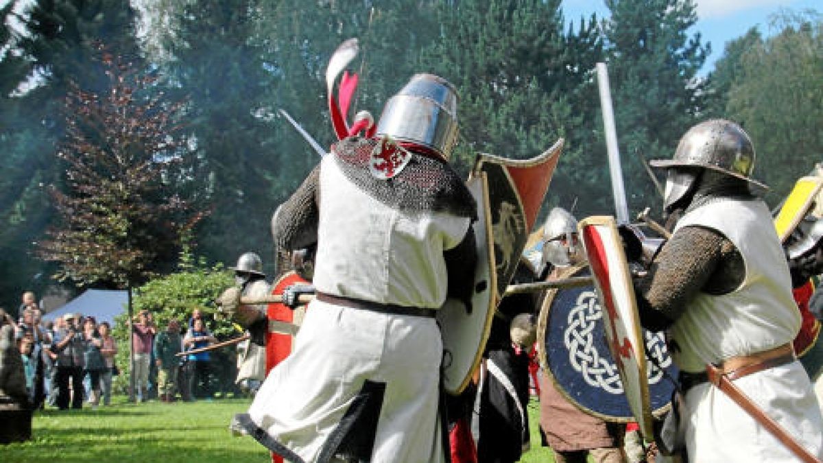 Hauen und Stechen wie zu Zeiten Luthers und davor: Mittelalterfest mit Thüringer Meisterschaften im Vollkontakt-Kampf, Heerlager und Markttreiben im Stadt- und Kurpark anlässlich der Luther-Festwoche in Tambach-Dietharz. Foto: Wieland-Fischer