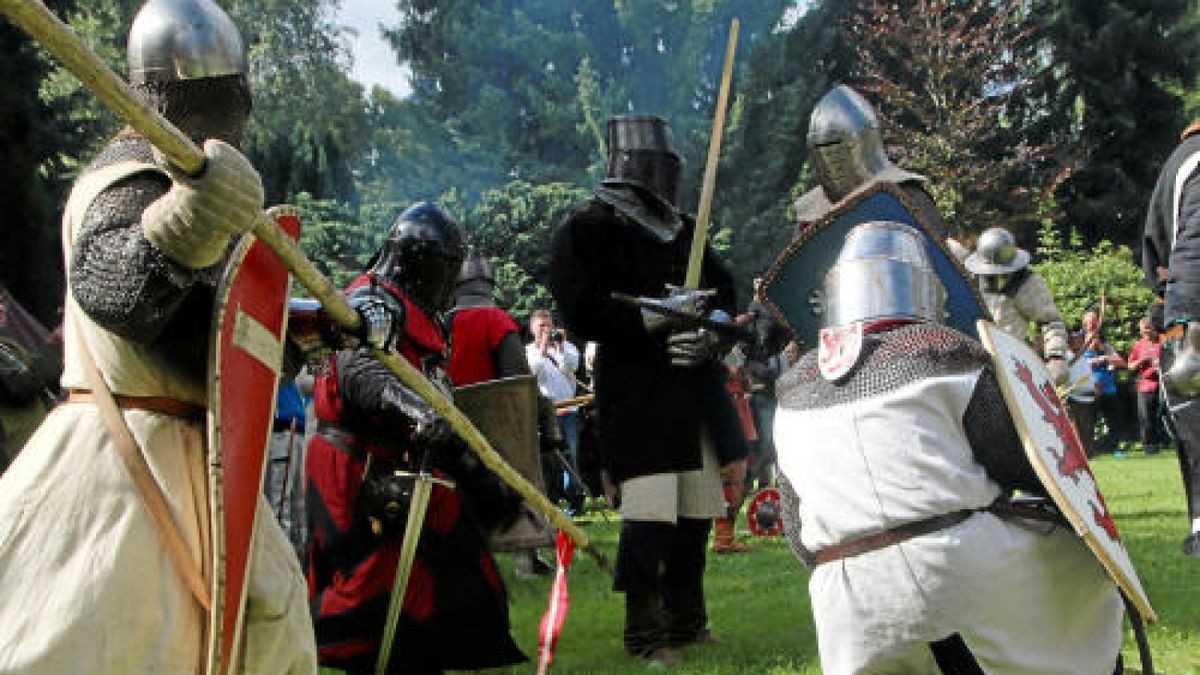 Hauen und Stechen wie zu Zeiten Luthers und davor: Mittelalterfest mit Thüringer Meisterschaften im Vollkontakt-Kampf, Heerlager und Markttreiben im Stadt- und Kurpark anlässlich der Luther-Festwoche in Tambach-Dietharz. Foto: Wieland-Fischer