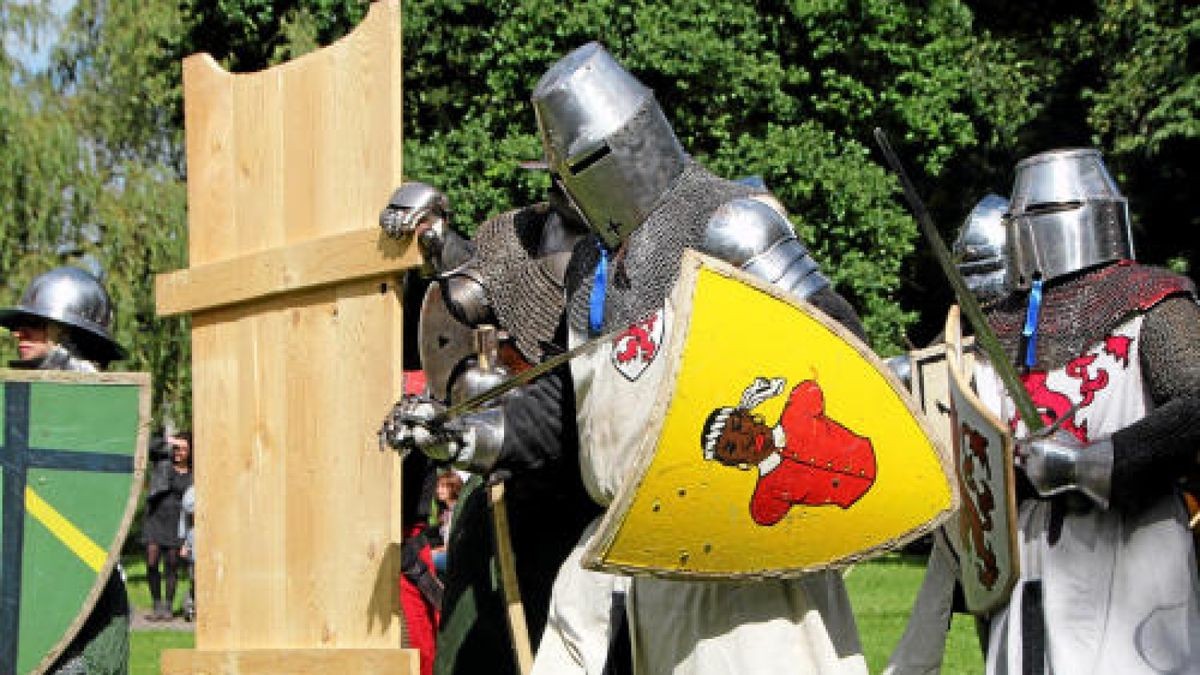 Hauen und Stechen wie zu Zeiten Luthers und davor: Mittelalterfest mit Thüringer Meisterschaften im Vollkontakt-Kampf, Heerlager und Markttreiben im Stadt- und Kurpark anlässlich der Luther-Festwoche in Tambach-Dietharz. Foto: Wieland-Fischer