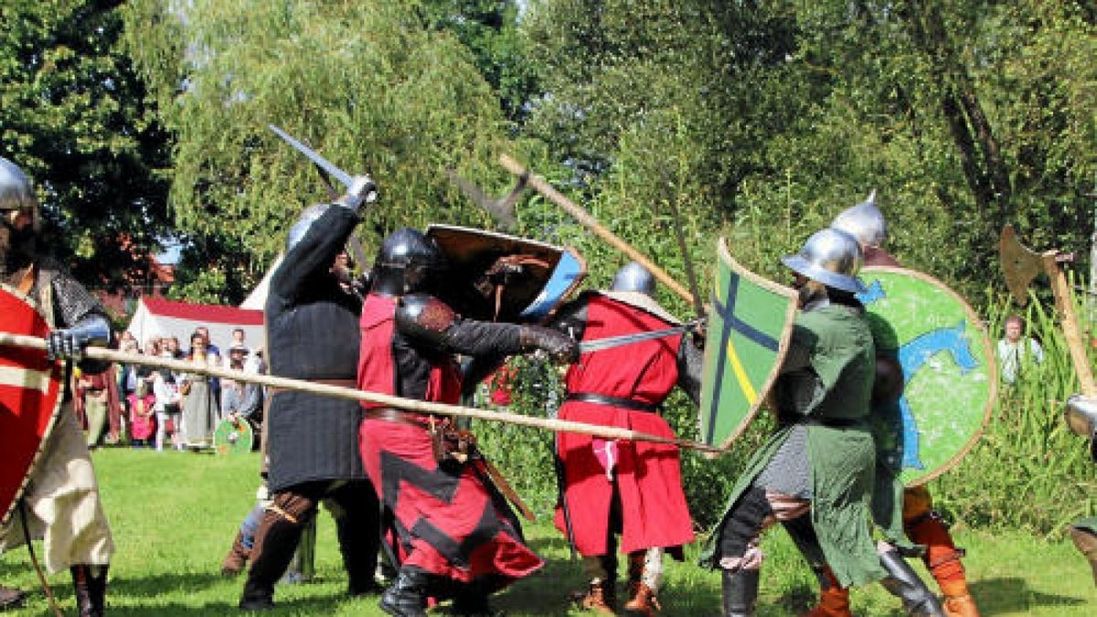 Hauen und Stechen wie zu Zeiten Luthers und davor: Mittelalterfest mit Thüringer Meisterschaften im Vollkontakt-Kampf, Heerlager und Markttreiben im Stadt- und Kurpark anlässlich der Luther-Festwoche in Tambach-Dietharz. Foto: Wieland-Fischer