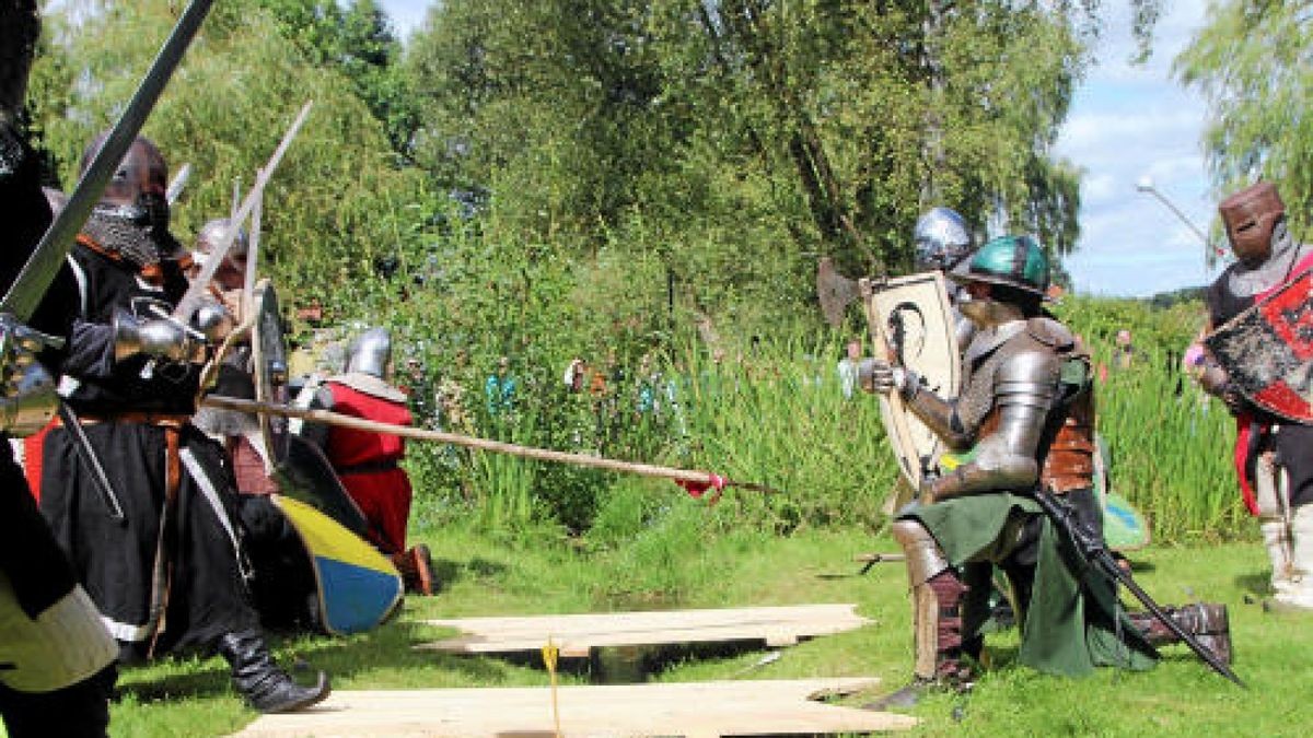 Hauen und Stechen wie zu Zeiten Luthers und davor: Mittelalterfest mit Thüringer Meisterschaften im Vollkontakt-Kampf, Heerlager und Markttreiben im Stadt- und Kurpark anlässlich der Luther-Festwoche in Tambach-Dietharz. Foto: Wieland-Fischer