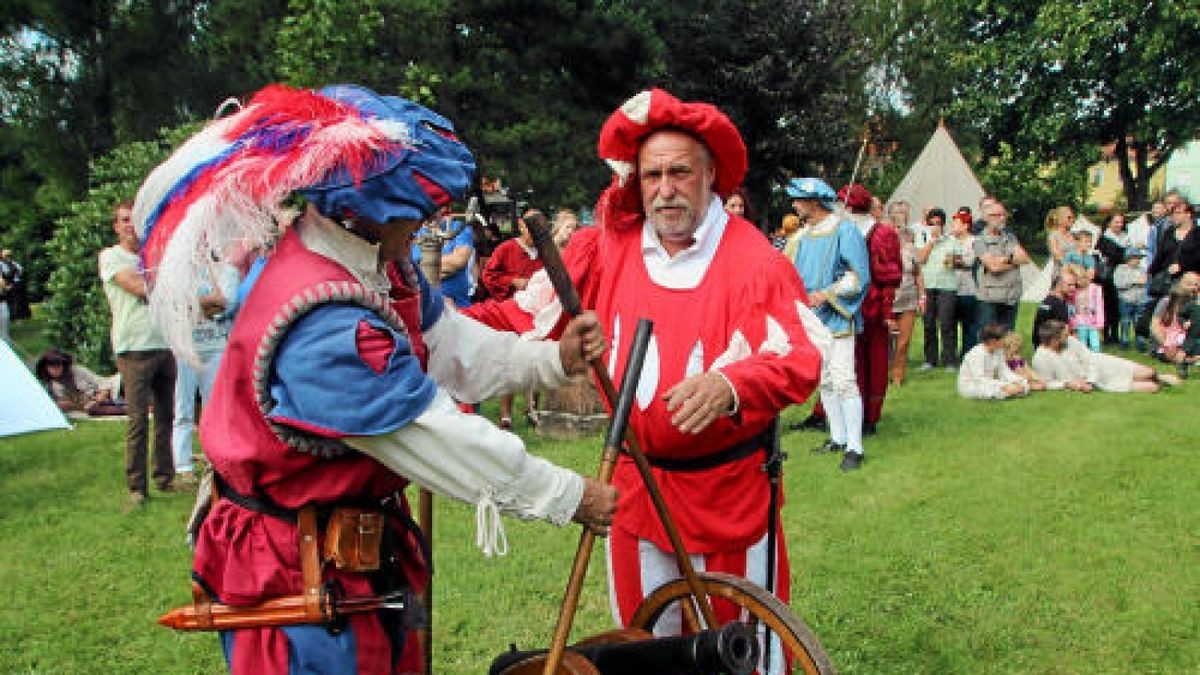 Hauen und Stechen wie zu Zeiten Luthers und davor: Mittelalterfest mit Thüringer Meisterschaften im Vollkontakt-Kampf, Heerlager und Markttreiben im Stadt- und Kurpark anlässlich der Luther-Festwoche in Tambach-Dietharz. Foto: Wieland-Fischer