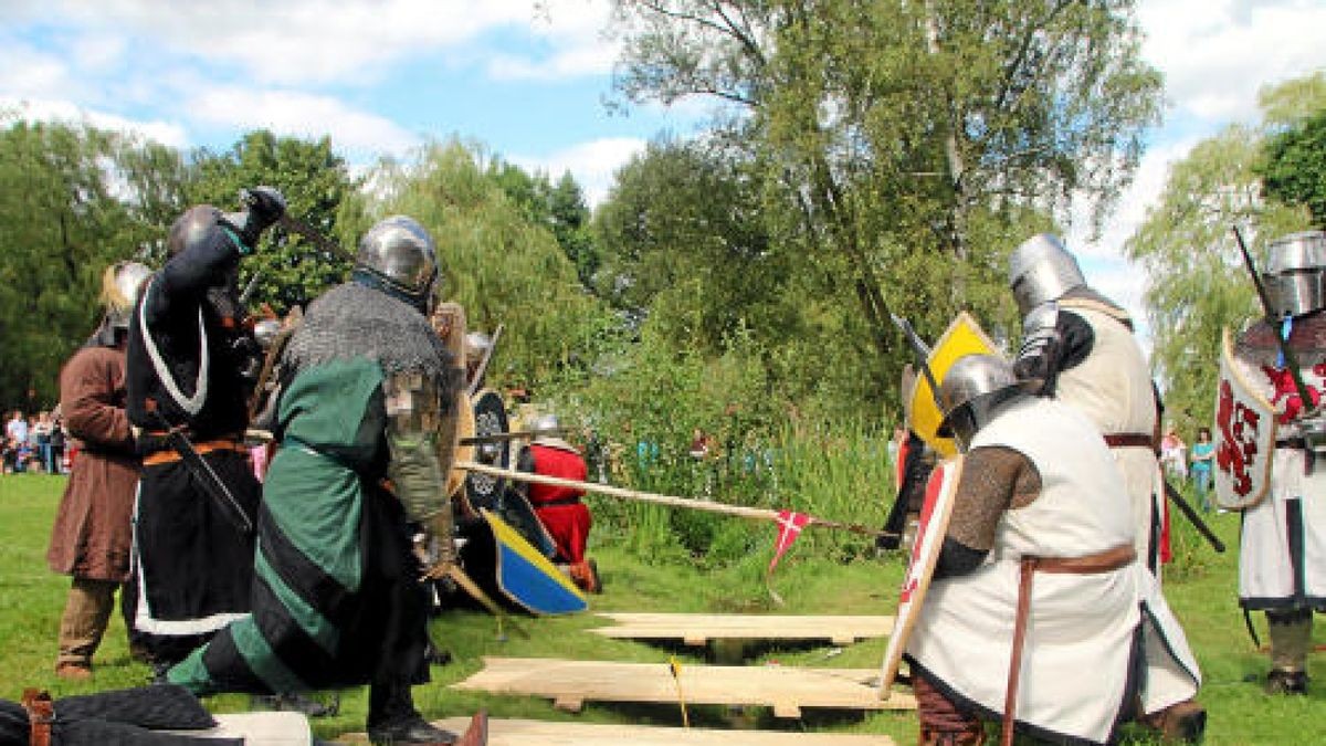 Hauen und Stechen wie zu Zeiten Luthers und davor: Mittelalterfest mit Thüringer Meisterschaften im Vollkontakt-Kampf, Heerlager und Markttreiben im Stadt- und Kurpark anlässlich der Luther-Festwoche in Tambach-Dietharz. Foto: Wieland-Fischer