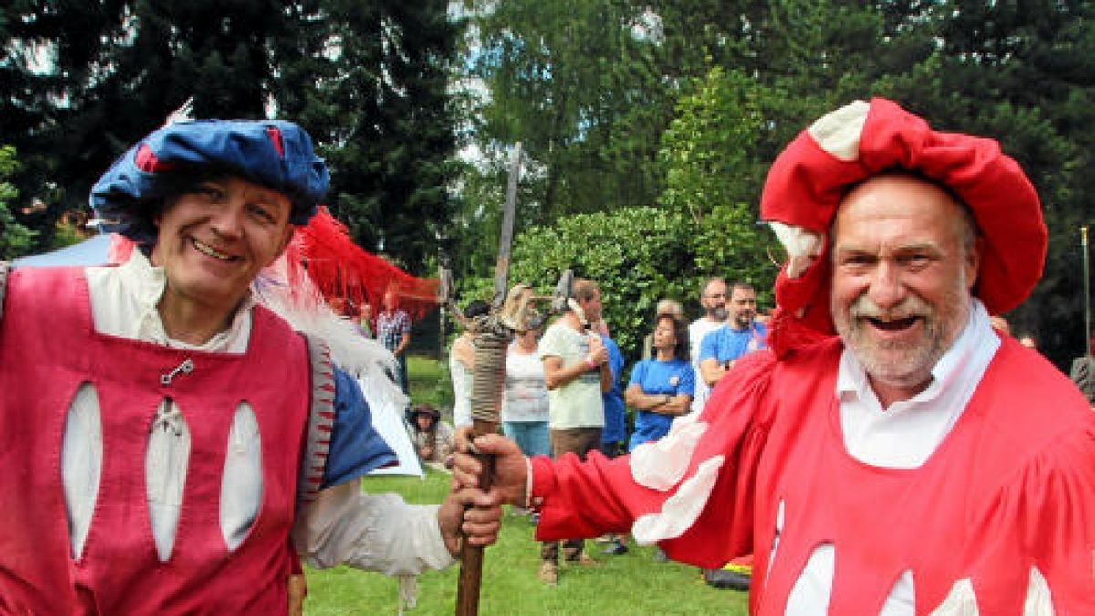 Hauen und Stechen wie zu Zeiten Luthers und davor: Mittelalterfest mit Thüringer Meisterschaften im Vollkontakt-Kampf, Heerlager und Markttreiben im Stadt- und Kurpark anlässlich der Luther-Festwoche in Tambach-Dietharz. Foto: Wieland-Fischer