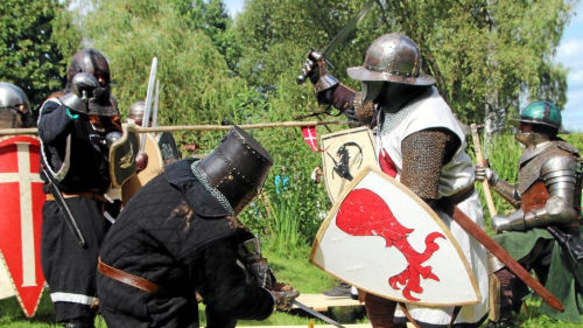 Hauen und Stechen wie zu Zeiten Luthers und davor: Mittelalterfest mit Thüringer Meisterschaften im Vollkontakt-Kampf, Heerlager und Markttreiben im Stadt- und Kurpark anlässlich der Luther-Festwoche in Tambach-Dietharz. Foto: Wieland-Fischer