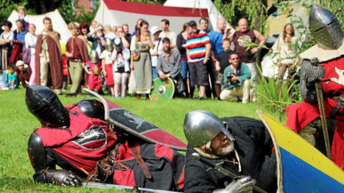 Hauen und Stechen wie zu Zeiten Luthers und davor: Mittelalterfest mit Thüringer Meisterschaften im Vollkontakt-Kampf, Heerlager und Markttreiben im Stadt- und Kurpark anlässlich der Luther-Festwoche in Tambach-Dietharz. Foto: Wieland-Fischer