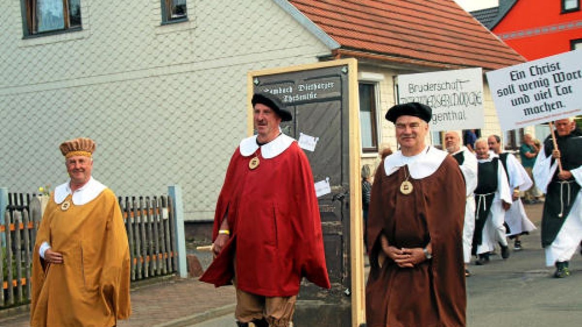 Ein großer Festumzug beschließt die Luther-Woche in Tambach-Dietharz. Hunderte Mitwirkende setzen in 33 Bildern Tambach-Dietharz in der Zeit vor 500 Jahren in der Reformation in Szene. Foto: Wieland Fischer