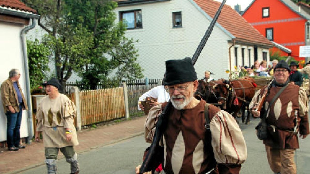 Ein großer Festumzug beschließt die Luther-Woche in Tambach-Dietharz. Hunderte Mitwirkende setzen in 33 Bildern Tambach-Dietharz in der Zeit vor 500 Jahren in der Reformation in Szene. Foto: Wieland Fischer