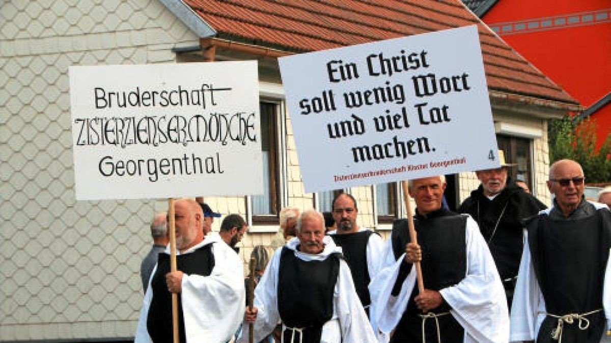 Ein großer Festumzug beschließt die Luther-Woche in Tambach-Dietharz. Hunderte Mitwirkende setzen in 33 Bildern Tambach-Dietharz in der Zeit vor 500 Jahren in der Reformation in Szene. Foto: Wieland Fischer