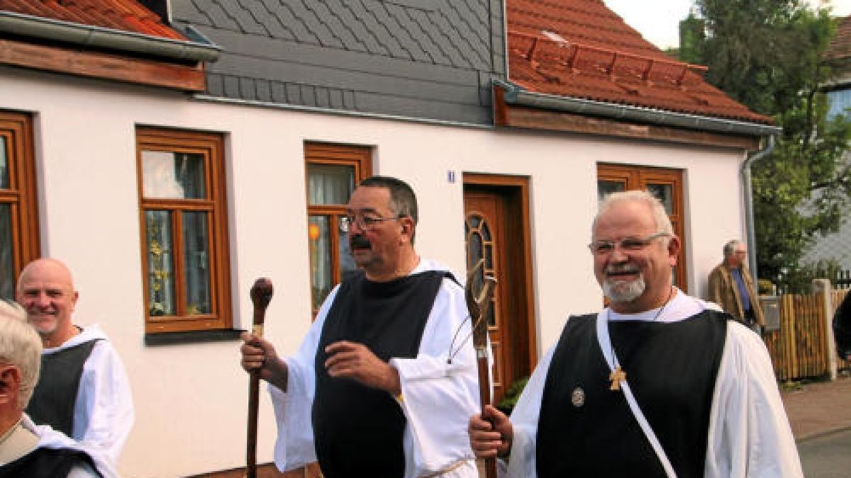 Ein großer Festumzug beschließt die Luther-Woche in Tambach-Dietharz. Hunderte Mitwirkende setzen in 33 Bildern Tambach-Dietharz in der Zeit vor 500 Jahren in der Reformation in Szene. Foto: Wieland Fischer