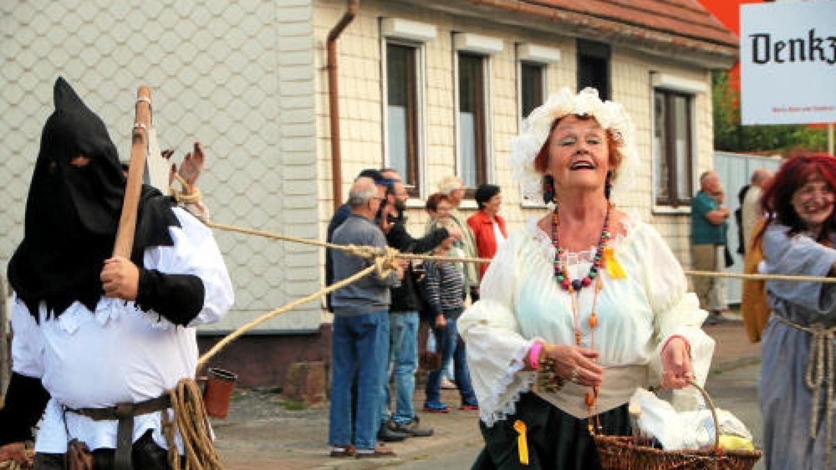 Ein großer Festumzug beschließt die Luther-Woche in Tambach-Dietharz. Hunderte Mitwirkende setzen in 33 Bildern Tambach-Dietharz in der Zeit vor 500 Jahren in der Reformation in Szene. Foto: Wieland Fischer