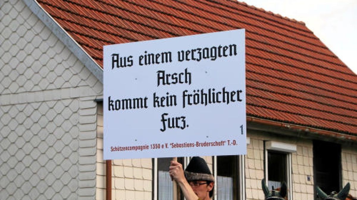 Ein großer Festumzug beschließt die Luther-Woche in Tambach-Dietharz. Hunderte Mitwirkende setzen in 33 Bildern Tambach-Dietharz in der Zeit vor 500 Jahren in der Reformation in Szene. Foto: Wieland Fischer