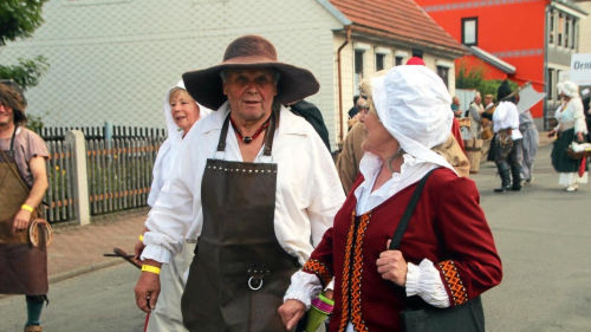 Ein großer Festumzug beschließt die Luther-Woche in Tambach-Dietharz. Hunderte Mitwirkende setzen in 33 Bildern Tambach-Dietharz in der Zeit vor 500 Jahren in der Reformation in Szene. Foto: Wieland Fischer