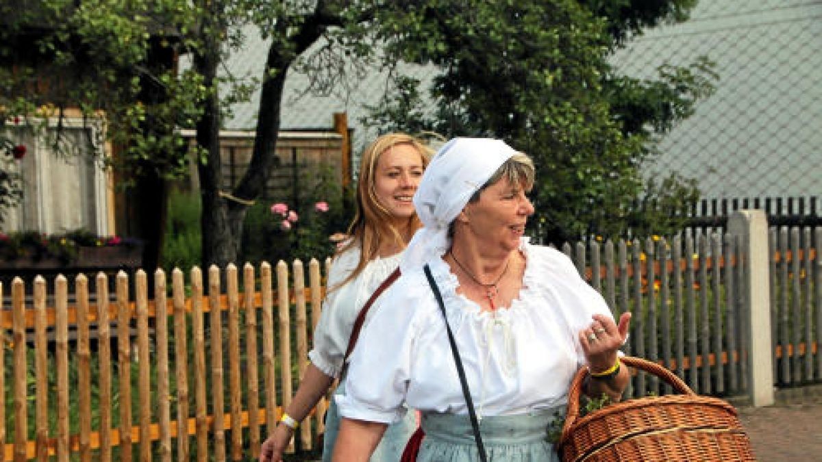 Ein großer Festumzug beschließt die Luther-Woche in Tambach-Dietharz. Hunderte Mitwirkende setzen in 33 Bildern Tambach-Dietharz in der Zeit vor 500 Jahren in der Reformation in Szene. Foto: Wieland Fischer