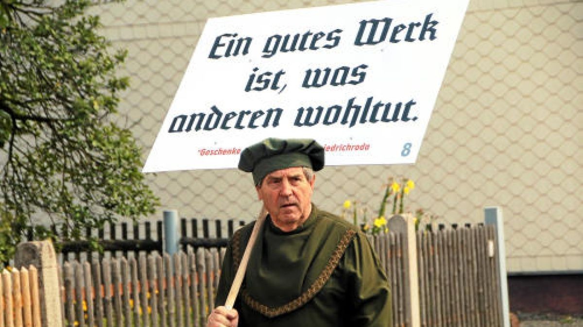 Ein großer Festumzug beschließt die Luther-Woche in Tambach-Dietharz. Hunderte Mitwirkende setzen in 33 Bildern Tambach-Dietharz in der Zeit vor 500 Jahren in der Reformation in Szene. Foto: Wieland Fischer