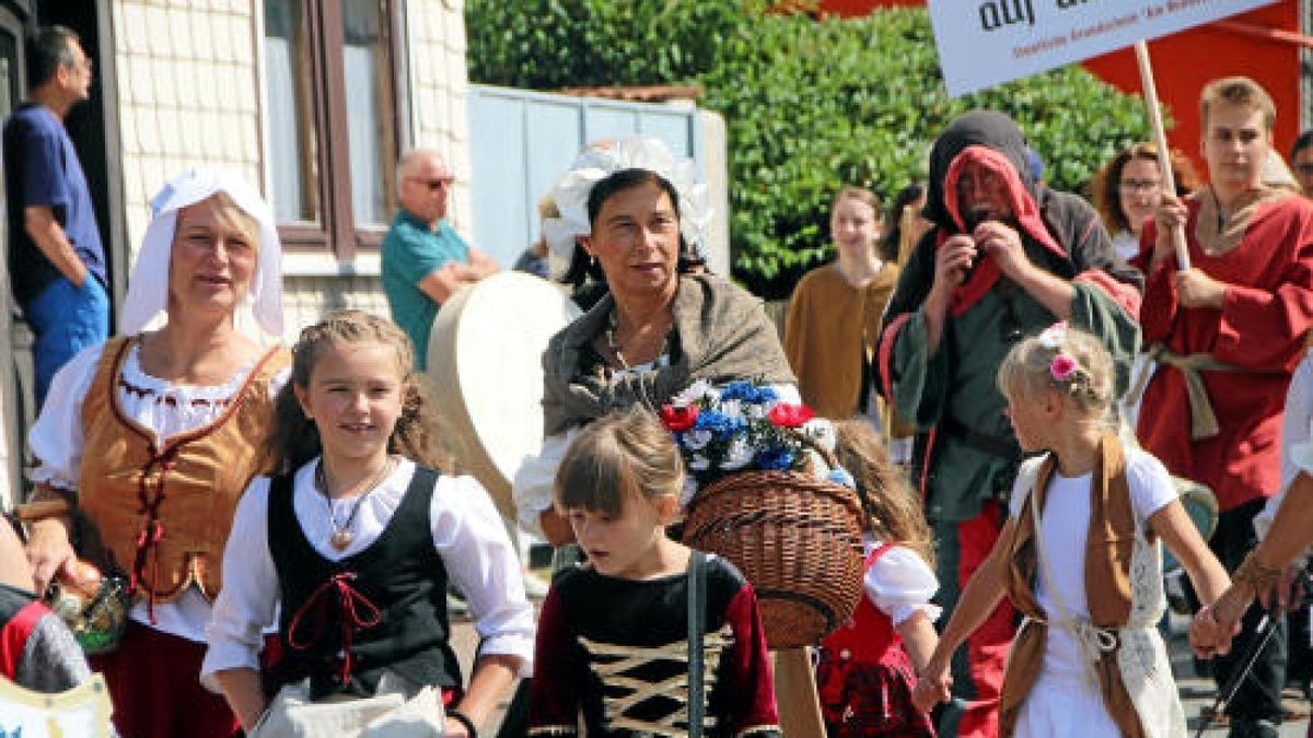 Ein großer Festumzug beschließt die Luther-Woche in Tambach-Dietharz. Hunderte Mitwirkende setzen in 33 Bildern Tambach-Dietharz in der Zeit vor 500 Jahren in der Reformation in Szene. Foto: Wieland Fischer