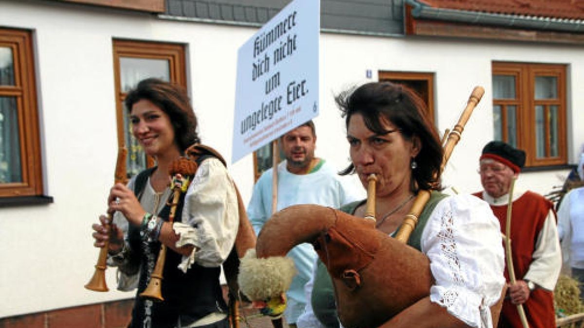 Ein großer Festumzug beschließt die Luther-Woche in Tambach-Dietharz. Hunderte Mitwirkende setzen in 33 Bildern Tambach-Dietharz in der Zeit vor 500 Jahren in der Reformation in Szene. Foto: Wieland Fischer