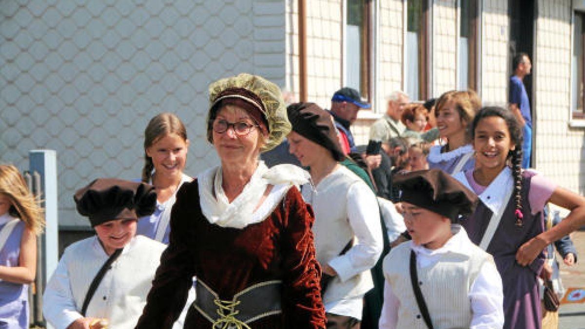 Ein großer Festumzug beschließt die Luther-Woche in Tambach-Dietharz. Hunderte Mitwirkende setzen in 33 Bildern Tambach-Dietharz in der Zeit vor 500 Jahren in der Reformation in Szene. Foto: Wieland Fischer