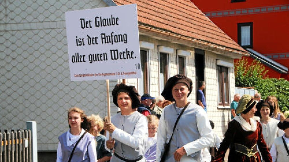 Ein großer Festumzug beschließt die Luther-Woche in Tambach-Dietharz. Hunderte Mitwirkende setzen in 33 Bildern Tambach-Dietharz in der Zeit vor 500 Jahren in der Reformation in Szene. Foto: Wieland Fischer