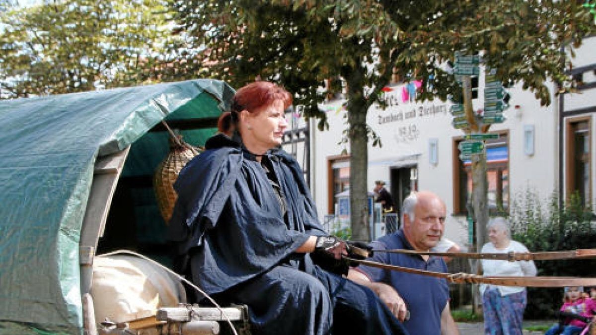 Ein großer Festumzug beschließt die Luther-Woche in Tambach-Dietharz. Hunderte Mitwirkende setzen in 33 Bildern Tambach-Dietharz in der Zeit vor 500 Jahren in der Reformation in Szene. Foto: Wieland Fischer