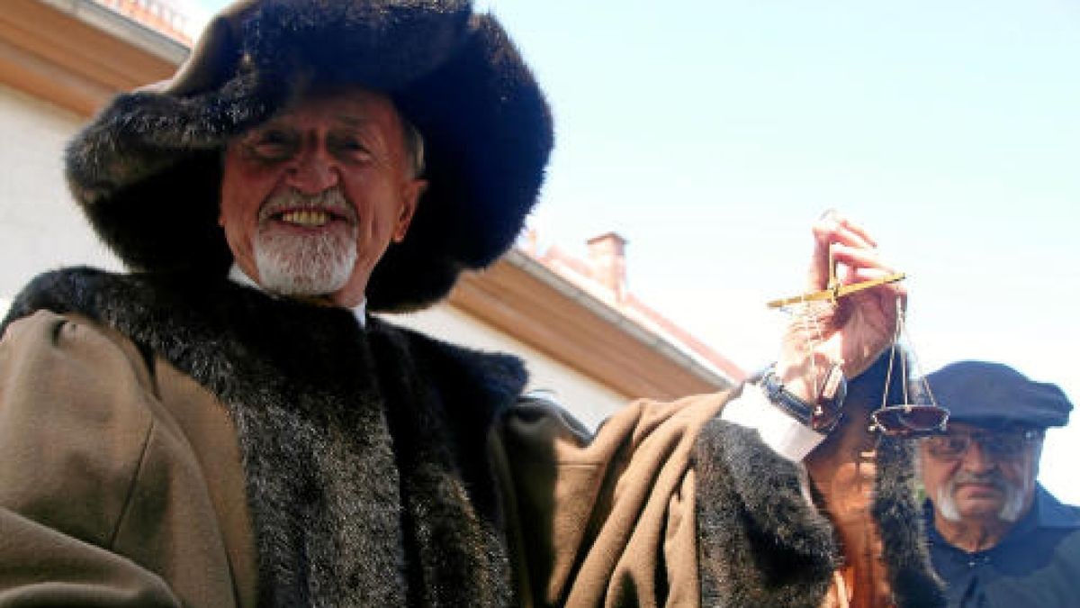 Ein großer Festumzug beschließt die Luther-Woche in Tambach-Dietharz. Hunderte Mitwirkende setzen in 33 Bildern Tambach-Dietharz in der Zeit vor 500 Jahren in der Reformation in Szene. Foto: Wieland Fischer