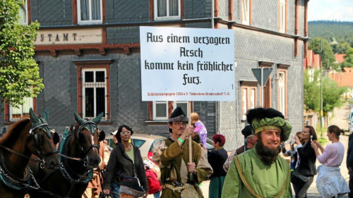 Ein großer Festumzug beschließt die Luther-Woche in Tambach-Dietharz. Hunderte Mitwirkende setzen in 33 Bildern Tambach-Dietharz in der Zeit vor 500 Jahren in der Reformation in Szene. Foto: Wieland Fischer