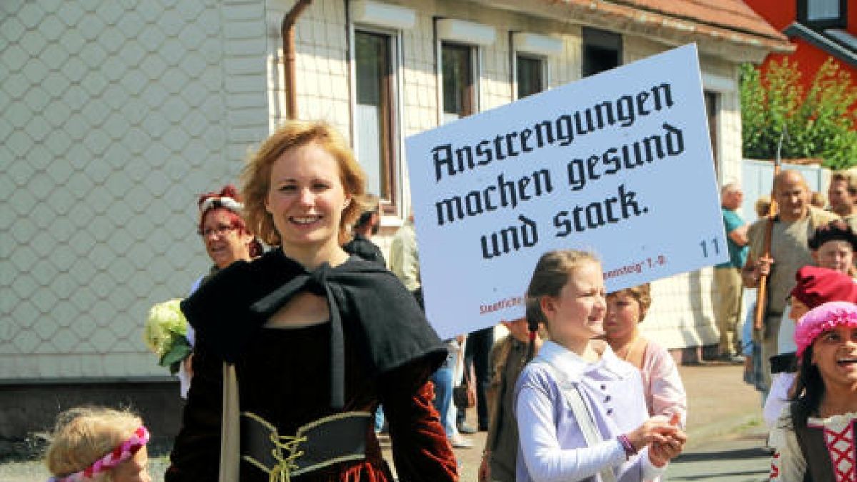 Ein großer Festumzug beschließt die Luther-Woche in Tambach-Dietharz. Hunderte Mitwirkende setzen in 33 Bildern Tambach-Dietharz in der Zeit vor 500 Jahren in der Reformation in Szene. Foto: Wieland Fischer