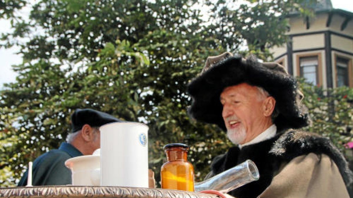 Ein großer Festumzug beschließt die Luther-Woche in Tambach-Dietharz. Hunderte Mitwirkende setzen in 33 Bildern Tambach-Dietharz in der Zeit vor 500 Jahren in der Reformation in Szene. Foto: Wieland Fischer