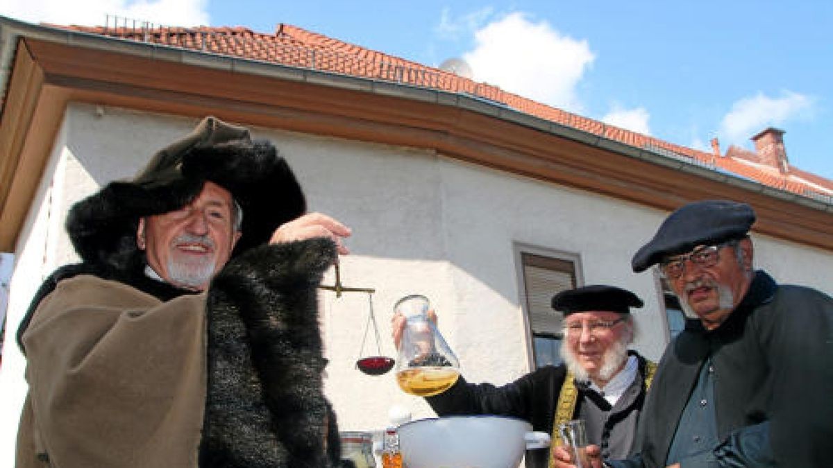 Ein großer Festumzug beschließt die Luther-Woche in Tambach-Dietharz. Hunderte Mitwirkende setzen in 33 Bildern Tambach-Dietharz in der Zeit vor 500 Jahren in der Reformation in Szene. Foto: Wieland Fischer