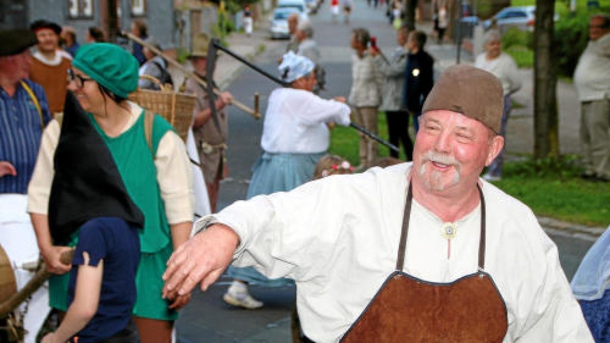 Ein großer Festumzug beschließt die Luther-Woche in Tambach-Dietharz. Hunderte Mitwirkende setzen in 33 Bildern Tambach-Dietharz in der Zeit vor 500 Jahren in der Reformation in Szene. Foto: Wieland Fischer