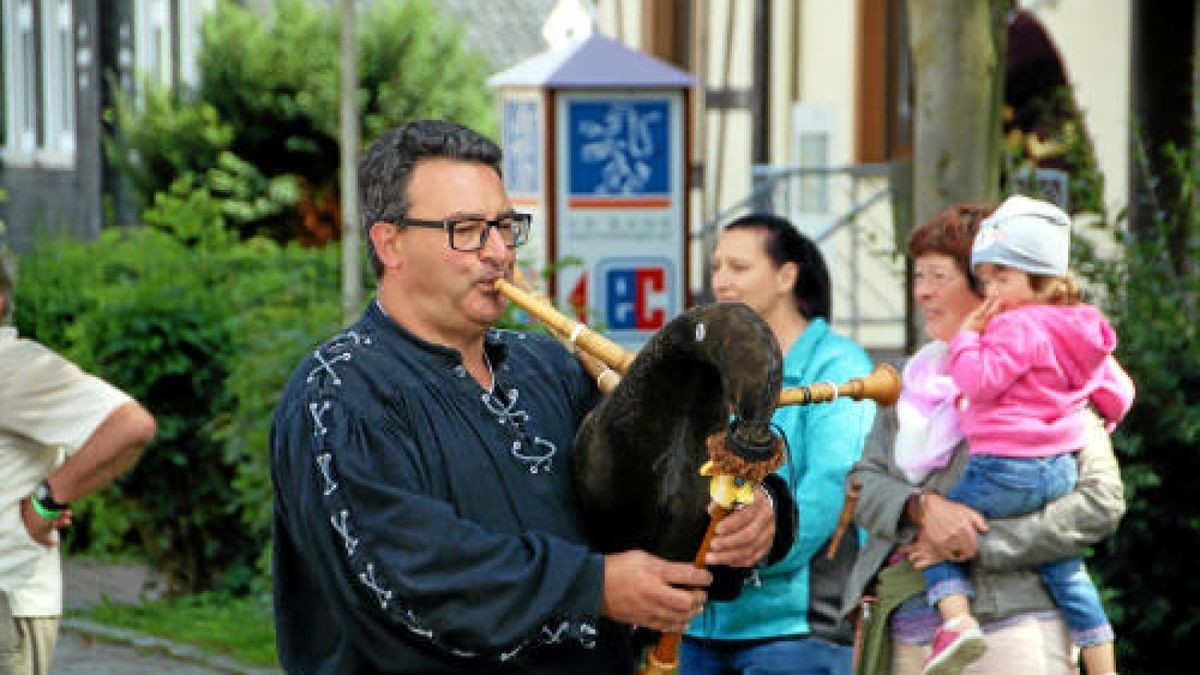 Ein großer Festumzug beschließt die Luther-Woche in Tambach-Dietharz. Hunderte Mitwirkende setzen in 33 Bildern Tambach-Dietharz in der Zeit vor 500 Jahren in der Reformation in Szene. Foto: Wieland Fischer