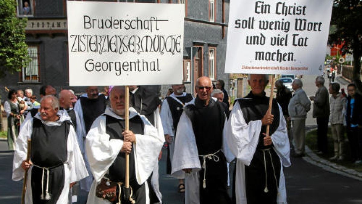 Ein großer Festumzug beschließt die Luther-Woche in Tambach-Dietharz. Hunderte Mitwirkende setzen in 33 Bildern Tambach-Dietharz in der Zeit vor 500 Jahren in der Reformation in Szene. Foto: Wieland Fischer