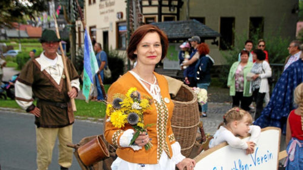 Ein großer Festumzug beschließt die Luther-Woche in Tambach-Dietharz. Hunderte Mitwirkende setzen in 33 Bildern Tambach-Dietharz in der Zeit vor 500 Jahren in der Reformation in Szene. Foto: Wieland Fischer