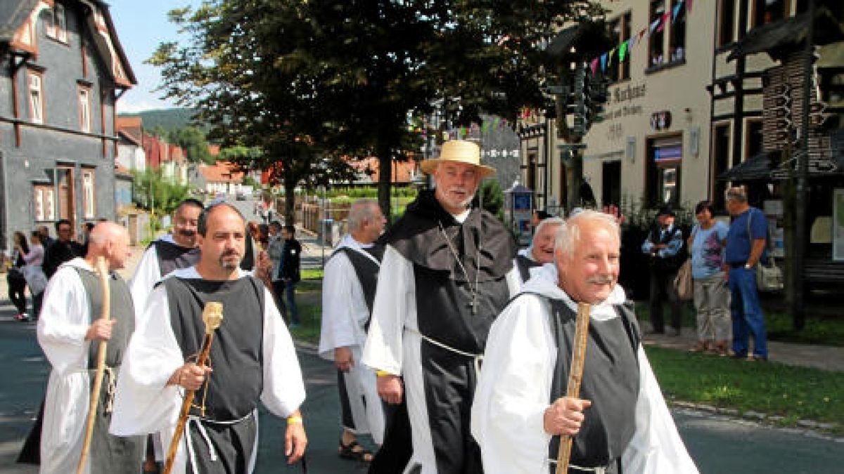 Ein großer Festumzug beschließt die Luther-Woche in Tambach-Dietharz. Hunderte Mitwirkende setzen in 33 Bildern Tambach-Dietharz in der Zeit vor 500 Jahren in der Reformation in Szene. Foto: Wieland Fischer