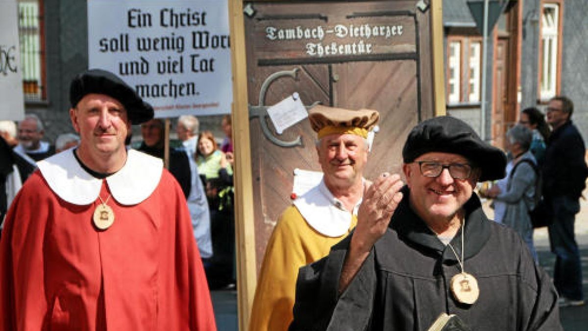 Ein großer Festumzug beschließt die Luther-Woche in Tambach-Dietharz. Hunderte Mitwirkende setzen in 33 Bildern Tambach-Dietharz in der Zeit vor 500 Jahren in der Reformation in Szene. Foto: Wieland Fischer