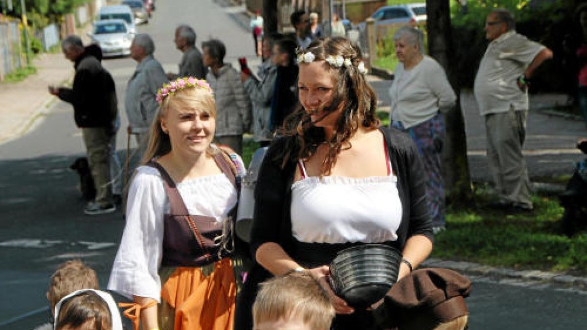 Ein großer Festumzug beschließt die Luther-Woche in Tambach-Dietharz. Hunderte Mitwirkende setzen in 33 Bildern Tambach-Dietharz in der Zeit vor 500 Jahren in der Reformation in Szene. Foto: Wieland Fischer