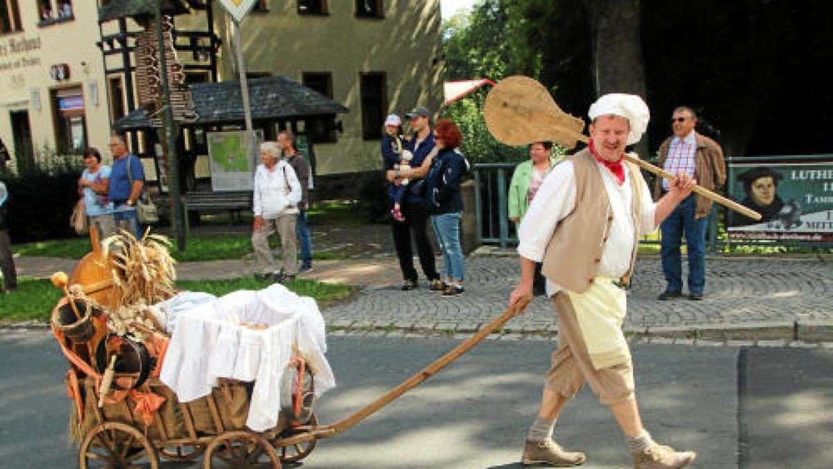 Ein großer Festumzug beschließt die Luther-Woche in Tambach-Dietharz. Hunderte Mitwirkende setzen in 33 Bildern Tambach-Dietharz in der Zeit vor 500 Jahren in der Reformation in Szene. Foto: Wieland Fischer