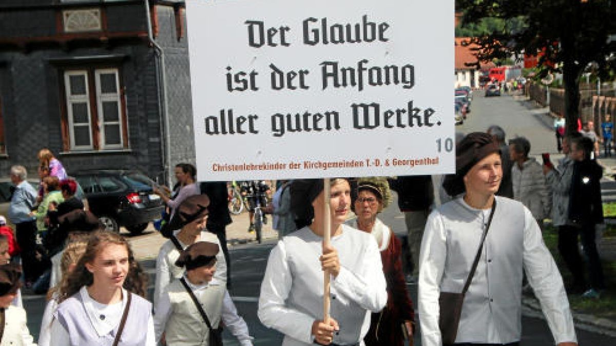 Ein großer Festumzug beschließt die Luther-Woche in Tambach-Dietharz. Hunderte Mitwirkende setzen in 33 Bildern Tambach-Dietharz in der Zeit vor 500 Jahren in der Reformation in Szene. Foto: Wieland Fischer