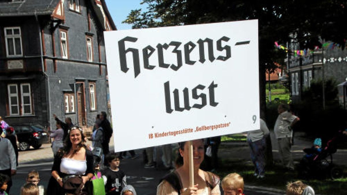 Ein großer Festumzug beschließt die Luther-Woche in Tambach-Dietharz. Hunderte Mitwirkende setzen in 33 Bildern Tambach-Dietharz in der Zeit vor 500 Jahren in der Reformation in Szene. Foto: Wieland Fischer