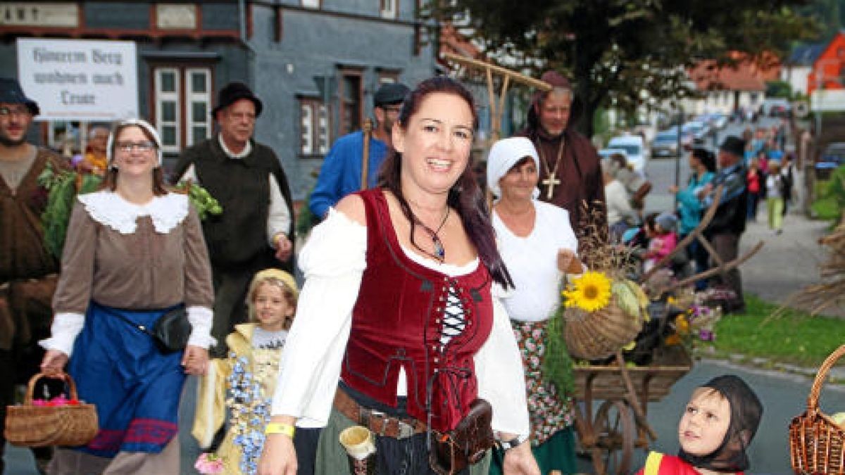 Ein großer Festumzug beschließt die Luther-Woche in Tambach-Dietharz. Hunderte Mitwirkende setzen in 33 Bildern Tambach-Dietharz in der Zeit vor 500 Jahren in der Reformation in Szene. Foto: Wieland Fischer