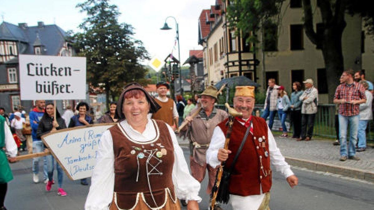 Ein großer Festumzug beschließt die Luther-Woche in Tambach-Dietharz. Hunderte Mitwirkende setzen in 33 Bildern Tambach-Dietharz in der Zeit vor 500 Jahren in der Reformation in Szene. Foto: Wieland Fischer