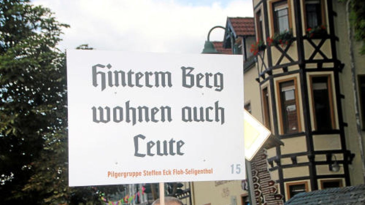 Ein großer Festumzug beschließt die Luther-Woche in Tambach-Dietharz. Hunderte Mitwirkende setzen in 33 Bildern Tambach-Dietharz in der Zeit vor 500 Jahren in der Reformation in Szene. Foto: Wieland Fischer