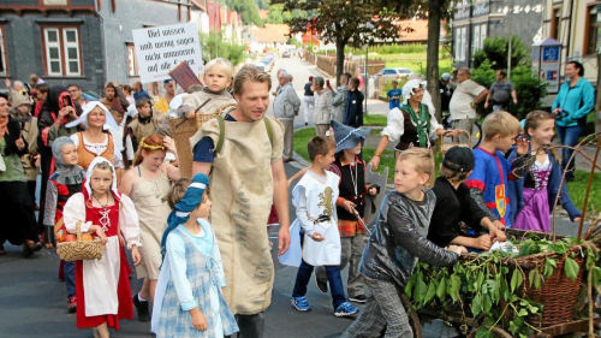 Ein großer Festumzug beschließt die Luther-Woche in Tambach-Dietharz. Hunderte Mitwirkende setzen in 33 Bildern Tambach-Dietharz in der Zeit vor 500 Jahren in der Reformation in Szene. Foto: Wieland Fischer