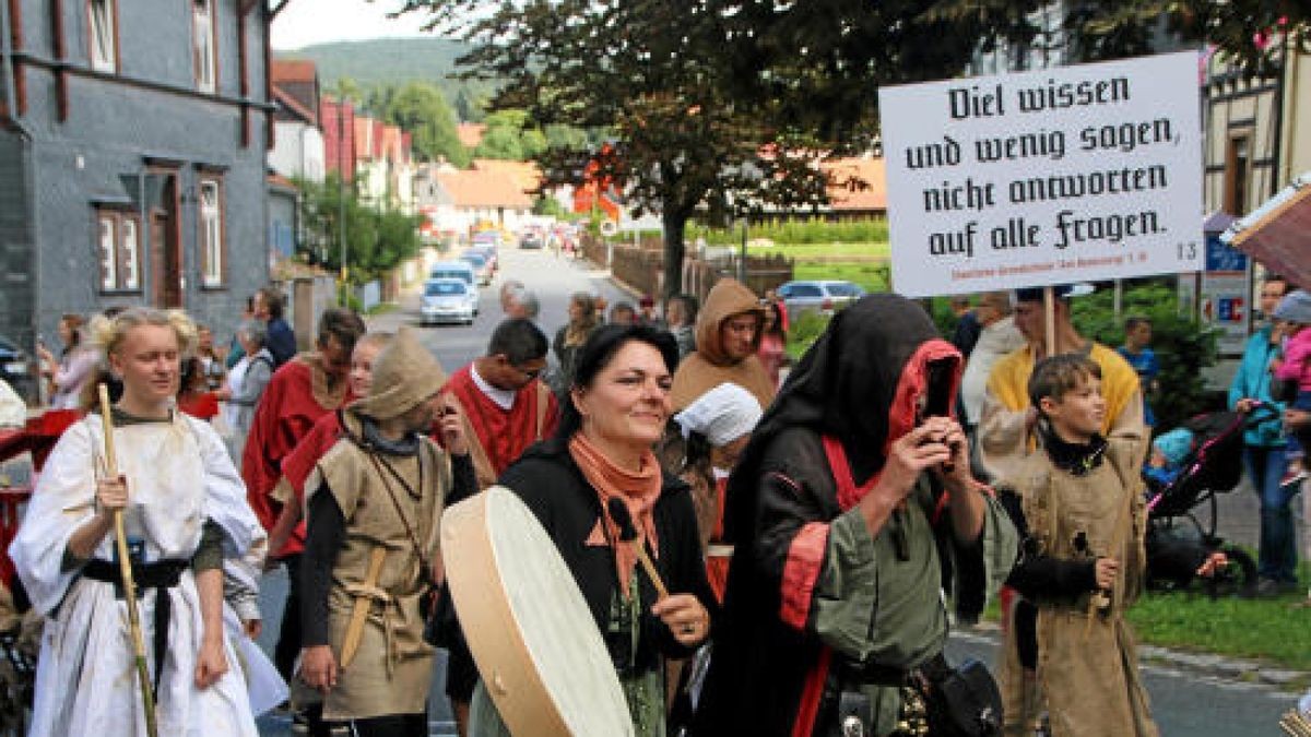 Ein großer Festumzug beschließt die Luther-Woche in Tambach-Dietharz. Hunderte Mitwirkende setzen in 33 Bildern Tambach-Dietharz in der Zeit vor 500 Jahren in der Reformation in Szene. Foto: Wieland Fischer