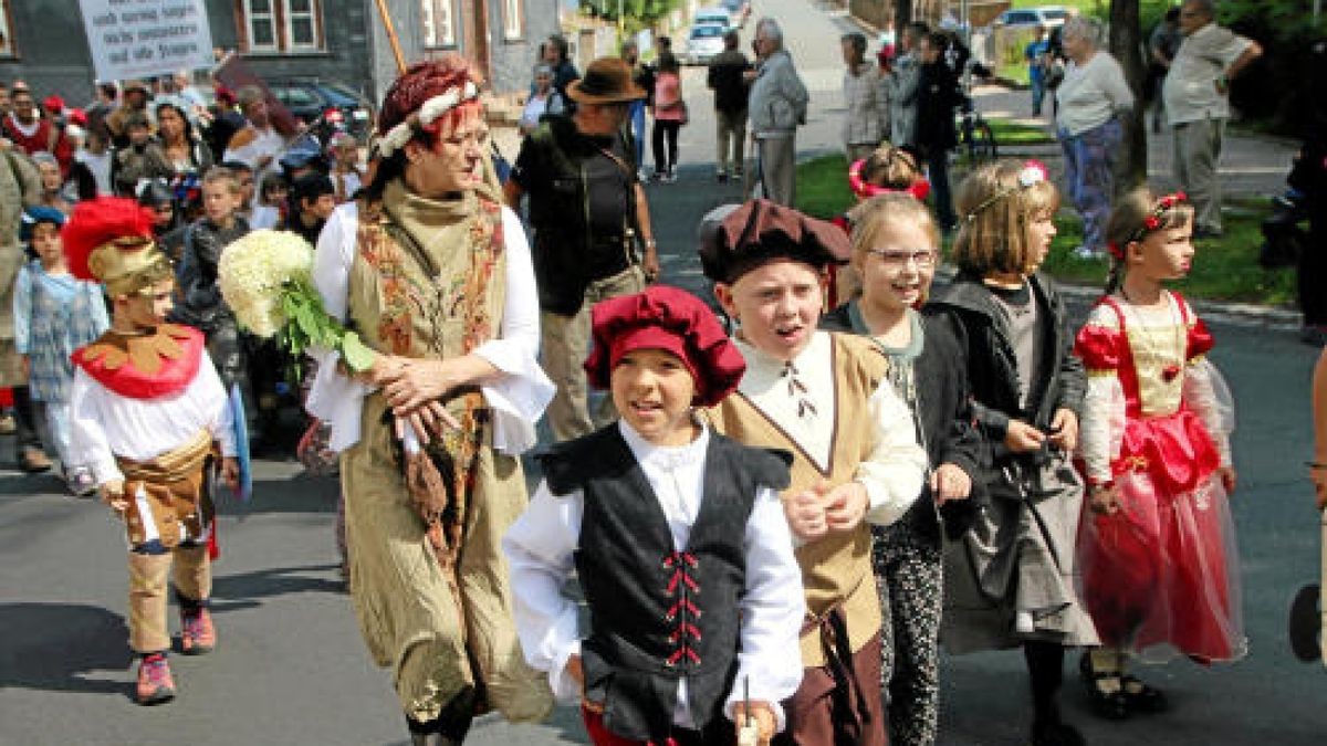 Ein großer Festumzug beschließt die Luther-Woche in Tambach-Dietharz. Hunderte Mitwirkende setzen in 33 Bildern Tambach-Dietharz in der Zeit vor 500 Jahren in der Reformation in Szene. Foto: Wieland Fischer