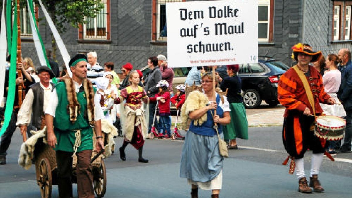 Ein großer Festumzug beschließt die Luther-Woche in Tambach-Dietharz. Hunderte Mitwirkende setzen in 33 Bildern Tambach-Dietharz in der Zeit vor 500 Jahren in der Reformation in Szene. Foto: Wieland Fischer