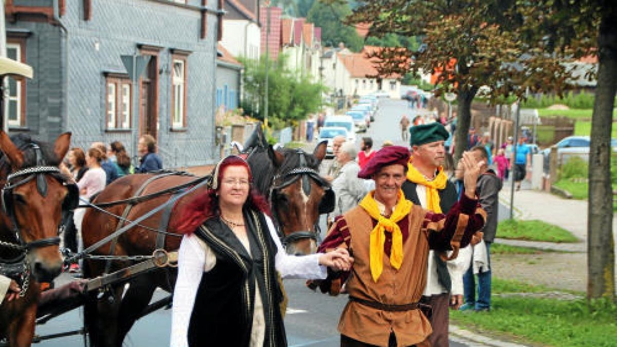 Ein großer Festumzug beschließt die Luther-Woche in Tambach-Dietharz. Hunderte Mitwirkende setzen in 33 Bildern Tambach-Dietharz in der Zeit vor 500 Jahren in der Reformation in Szene. Foto: Wieland Fischer