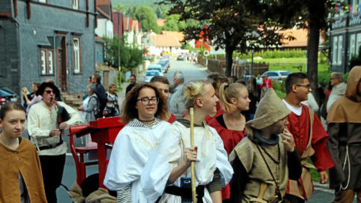 Ein großer Festumzug beschließt die Luther-Woche in Tambach-Dietharz. Hunderte Mitwirkende setzen in 33 Bildern Tambach-Dietharz in der Zeit vor 500 Jahren in der Reformation in Szene. Foto: Wieland Fischer