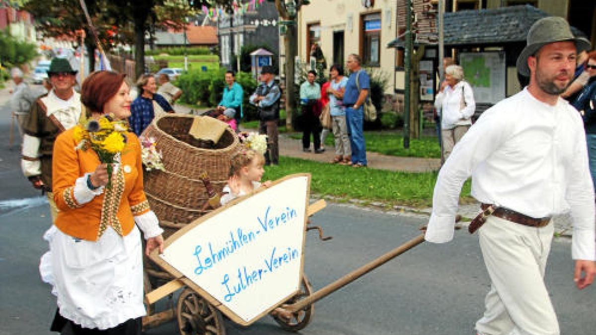 Ein großer Festumzug beschließt die Luther-Woche in Tambach-Dietharz. Hunderte Mitwirkende setzen in 33 Bildern Tambach-Dietharz in der Zeit vor 500 Jahren in der Reformation in Szene. Foto: Wieland Fischer